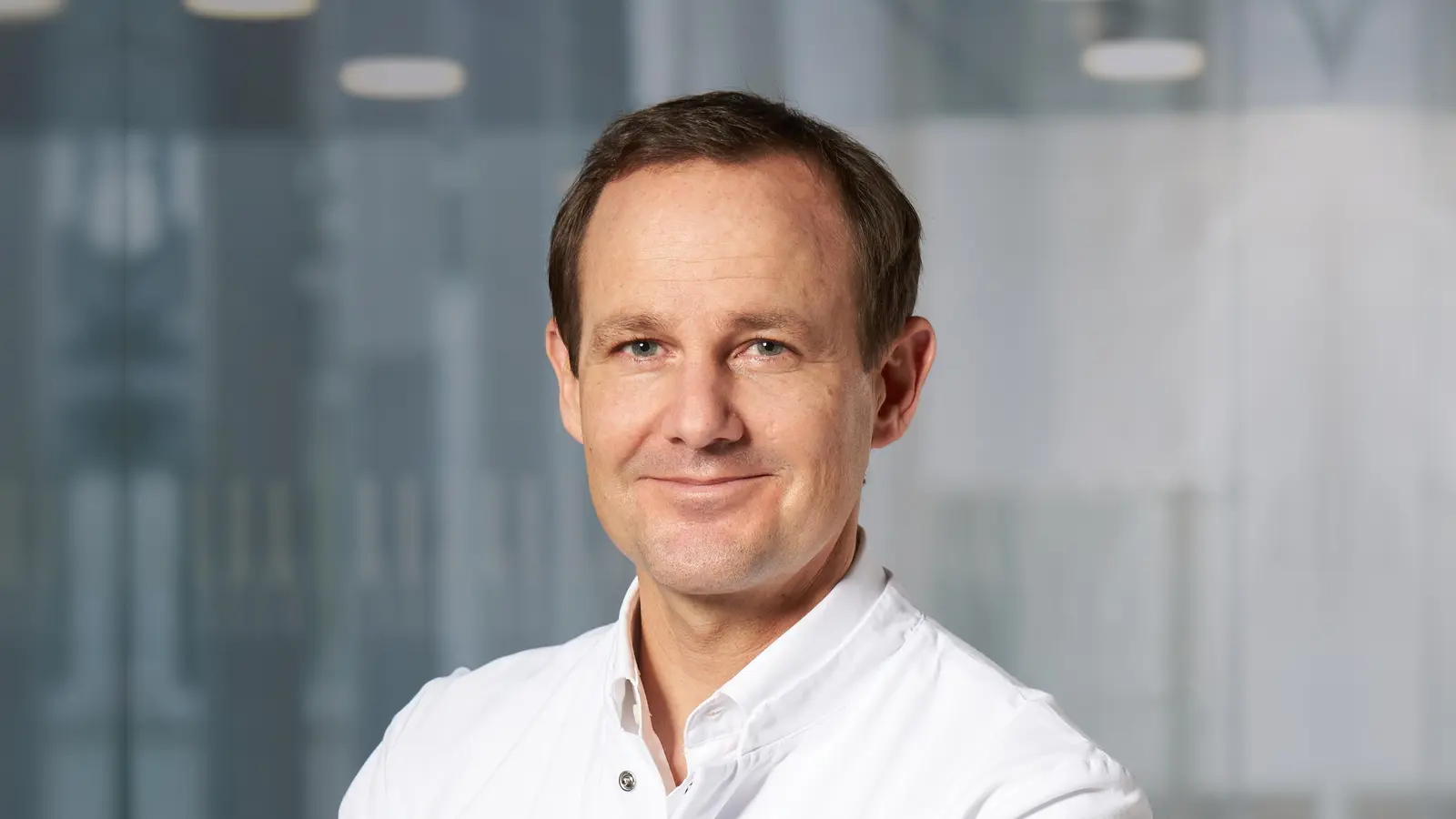 Helios Chefarzt für Handchirurgie Prof. Dr. med. Elias Volkmer.<br>  (Foto: Helios/Andreas Koehler)