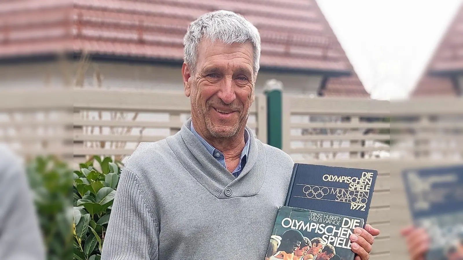 Norbert Winkler vom „Historische Archiv Laim“ war bei den Vorbereitungen der Olympischen Spiele 1972 dabei und half u.a. beim Ankleiden der Athleten. In der Stadtbibliothek Laim zeigt er nun verschiedene Erinnerungs- und Archivstücke. (Foto: pr/ Winkler)