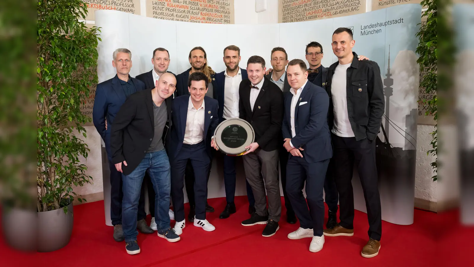 Große Ehre für die Bavaria Beach Bazis beim der Sportlerehrung im Alten Rathaus. (Foto: Tobias Hase / LHM RBS)