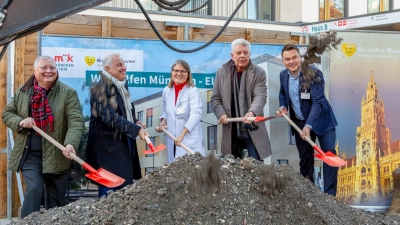 Den symbolischen Spatenstich für das neue Elternhaus setzten (v.l.n.r.) Prof. Stephan Heller, Harry Habermann (Stiftungsvorstand „Wir helfen München“), Prof. Julia Hauer, Dieter Reiter und Dr. Tim Guderjahn. (Foto: Steffen Leiprecht)