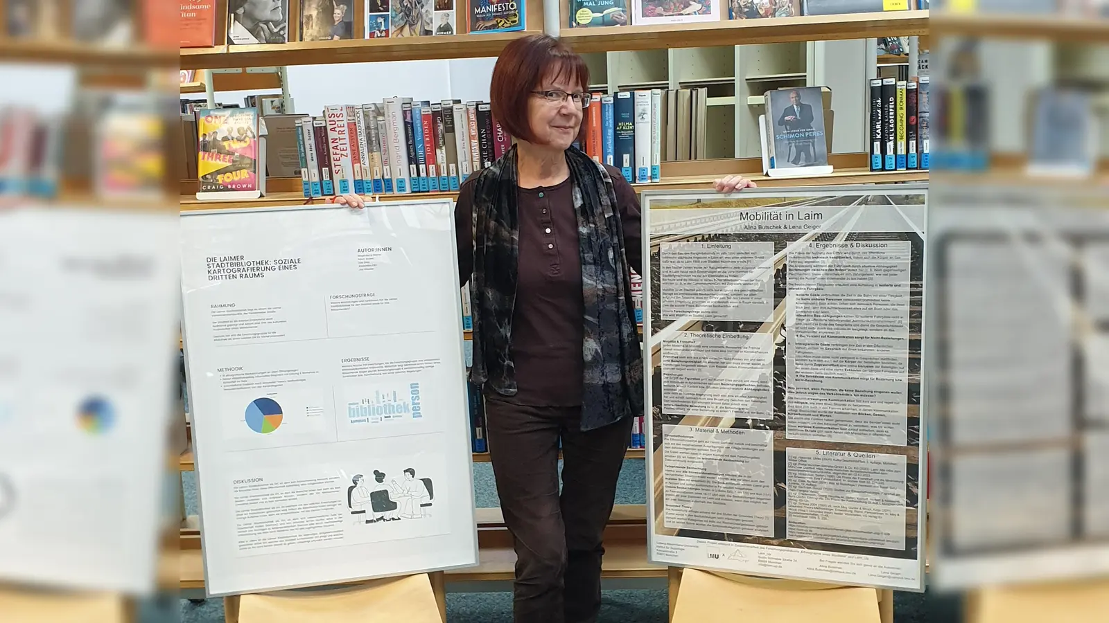 Bibliothekarin Stefanie Zech freut sich darüber, dass die Forschungsergebnisse zum Thema „Migration in Laim“ in Form von Plakaten in der Stadtbibliothek Laim ausgestellt werden können. (Foto: Nicki Nikolic)