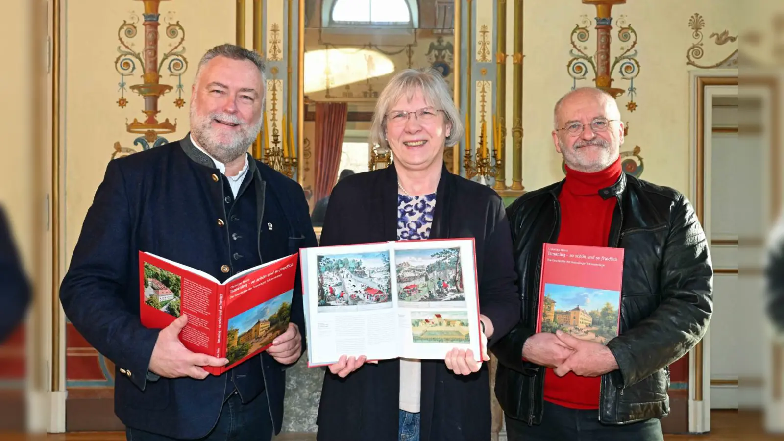 Bürgermeister Dr. Alexander Greulich (l.), Autorin Dr. Christine Heinz und Verleger Franz Schiermeier präsentieren das Buch über die Schlossanlage Ismaning. Es ist im Schlossmuseum und im Buchhandel erhältlich.  (Foto: Ursula Baumgart)