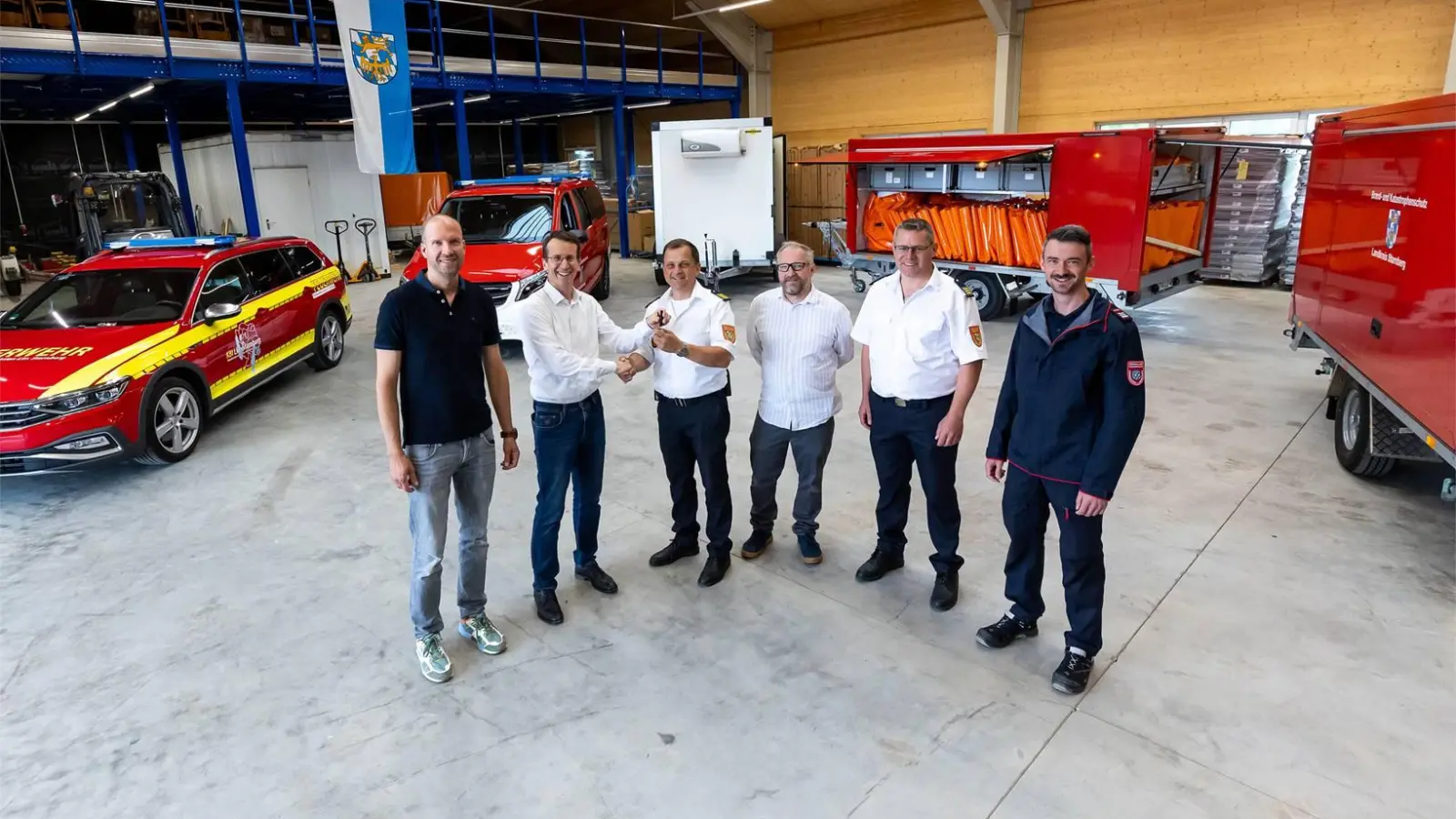 Freuen sich über neue Fahrzeuge (v.l.): Tobias Schaller (Fachbereich Öffentliche Sicherheit und Ordnung), Landrat Stefan Frey, Kreisbrandrat Helmut Schweickart, Katastrophenschutzplaner Roland Schwankhart, Kreisbrandinspektor Andreas Pain und Peter Saur (Kommandant Freiwillige Feuerwehr Herrsching). (Foto: Landratsamt Starnberg)