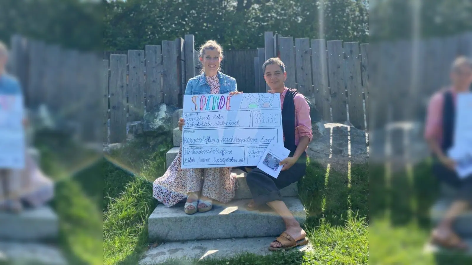 Kita-Leiterin Daniela Binder (links) und Kinderpflegerin Natascha Scheuring freuen sich, die Spende mit der „Schnapszahl“ 333,33 übergeben zu dürfen. (Foto: Kita Wielenbach)