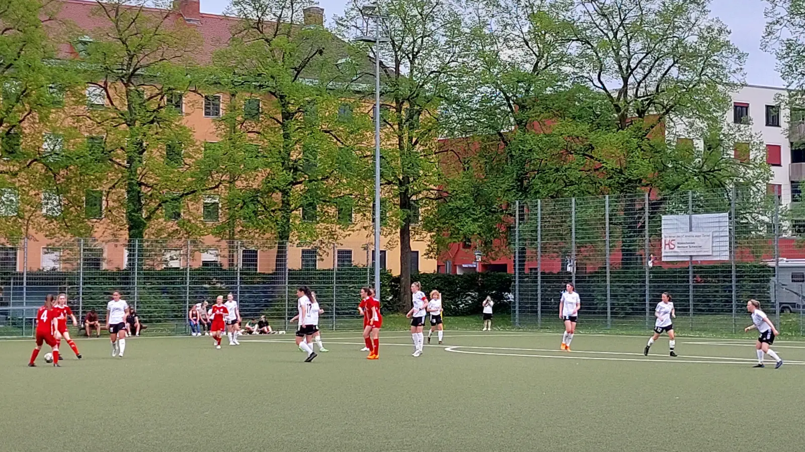 SC Amicitia München (rot) gegen FC Stern München (weiß) - dieses ehemalige Bayernliga-Derby gibt es heuer auch im Halbfinale des BFV-Verbandspokals. (Archivbild: bas)