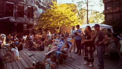 Der Innenhof des Candy wird zur Bühne für die junge Münchner Musikszene. (Foto: Julian Schulz)