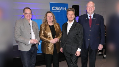 Unterstützung von allen Ebenen der CSU erfuhr CSU-Bürgermeisterkandidat Ben Wegscheider (2.v.r.) beim Neujahrsempfang der CSU Neuried. Ihren Beistand sagten zu (von links) CSU-Generalsekretär Martin Huber, MdL Kerstin Schreyer und Landrat Christoph Göbel (rechts). (Foto: Peter Kellner/ CSU Neuried)