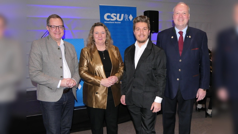 Unterstützung von allen Ebenen der CSU erfuhr CSU-Bürgermeisterkandidat Ben Wegscheider (2.v.r.) beim Neujahrsempfang der CSU Neuried. Ihren Beistand sagten zu (von links) CSU-Generalsekretär Martin Huber, MdL Kerstin Schreyer und Landrat Christoph Göbel (rechts). (Foto: Peter Kellner/ CSU Neuried)