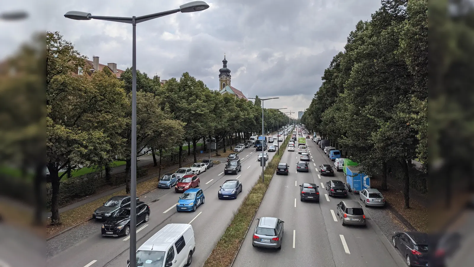 Die Landshuter Allee gehört seit Jahrzehnten zu den am stärksten belasteten Straßen. (Foto: Nima Lirawi )