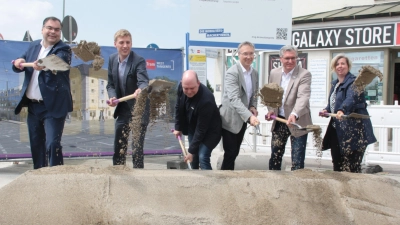 Feierten den Baubeginn (von links): MVG-Chef Ingo Wortmann, Daniel Wallas (Autobahn GmbH), Bürgermeister Dominik Krause, Mobilitätsreferent Georg Dunkel und Karin Thelen (SWM). (Foto: job)