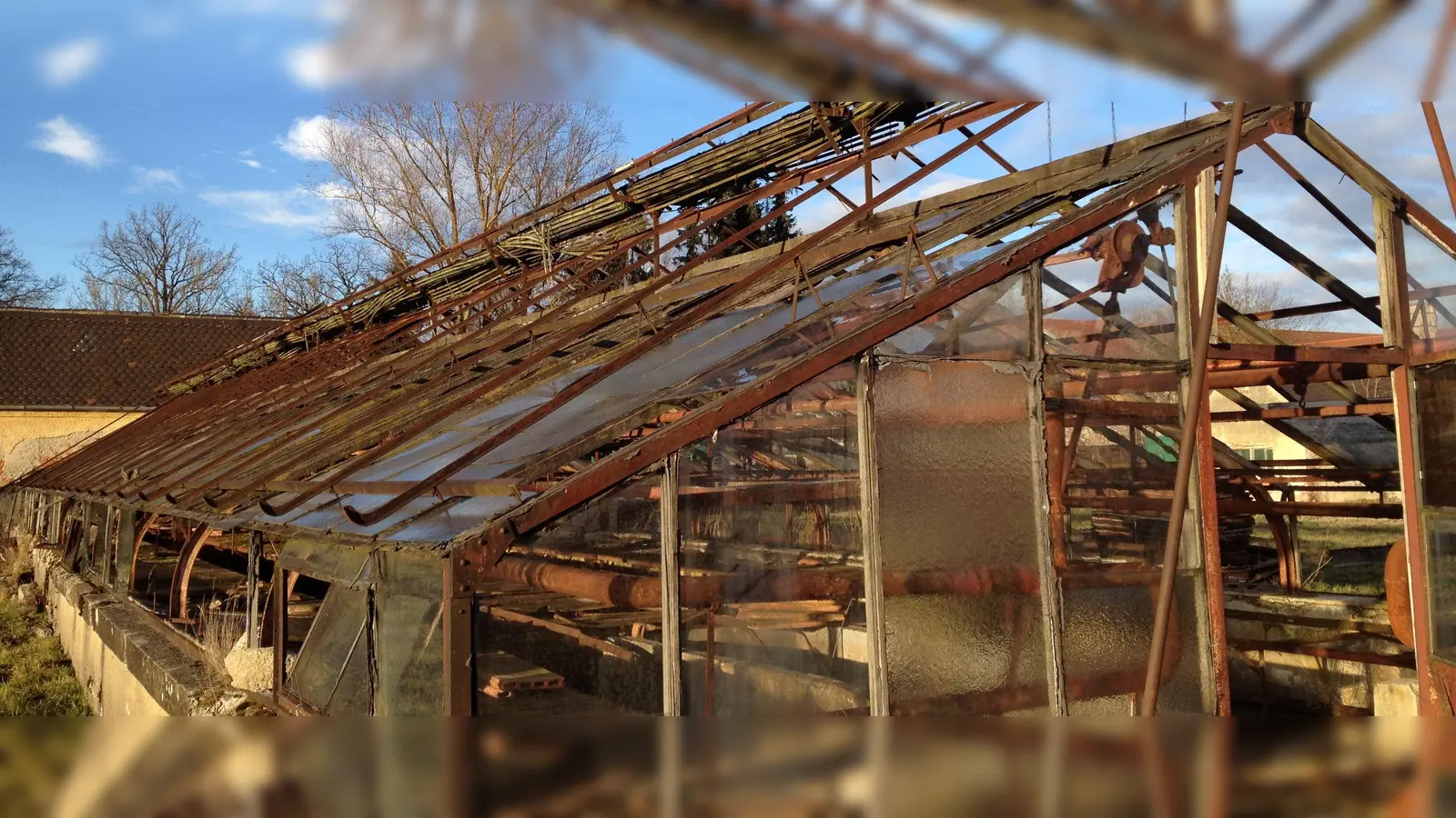 DIe 1939 von der SS gegründete” Deutsche Versuchsanstalt für Ernährung und Verpflegung” wurde von den Gefangenen im KZ Dachau, die dort arbeiten mussten, als „Kräutergarten“ bzw. als „Plantage“ bezeichnet. Das Forschungsinstitut, das Verwaltungsgebäude, das Bienenhaus und drei der Gewächshäuser sowie einige Frühbeete sind noch im heutigen Gewerbegebiet vorhanden, aber in einem beklagenswerten Zustand.  (Foto: Zum Beispiel Dachau e.V.)
