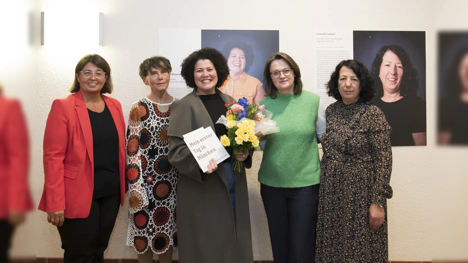 Hausleiterin Ana Thudt, Ehrenamtskoordinatorin Christiane Zöbeley, Karine Nascimento do Silva (Teilnehmerin am Ausstellungsprojekt), Fotografin Michaela Auer und Lumnije Januzi (Mitarbeiterin im Hans-Sieber-Haus) freuen sich über die Ausstellung (von links). (Foto: Birgit Haubner)