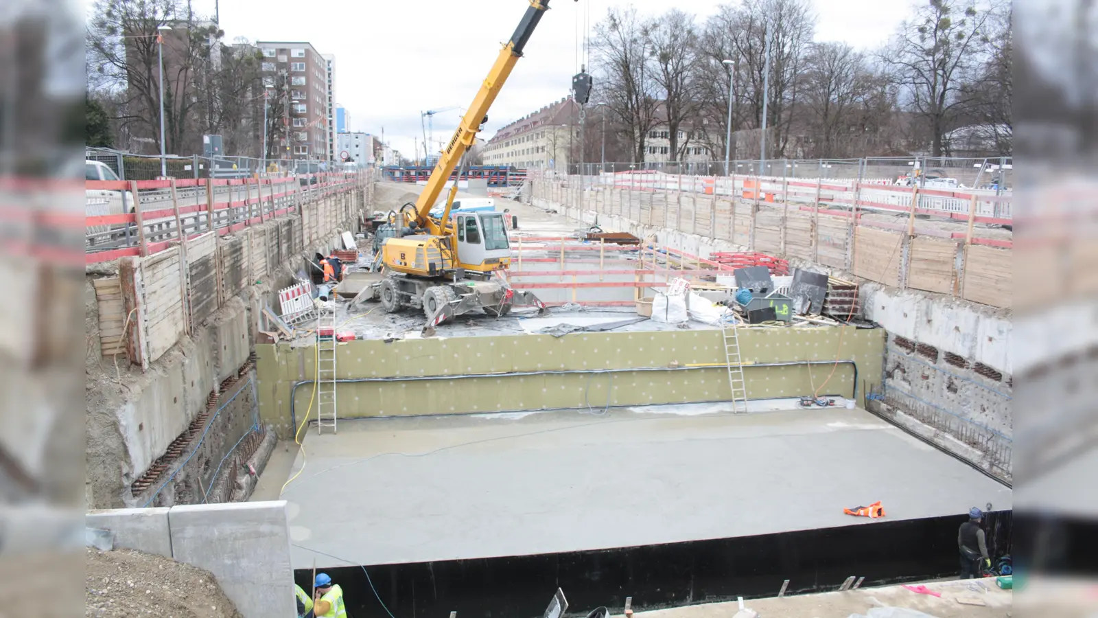 Die Gotthardstraße ist derzeit eine große Baustelle. Hier wird die U5 nach Pasing verlängert: Tunnel und U-Bahnhof „Baumschule Laim“ entstehen in offener Bauweise (Foto: job)