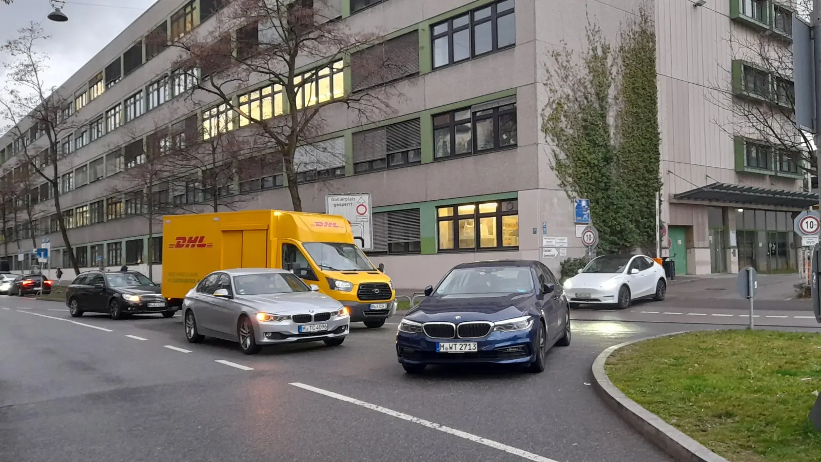Immer wieder sorgen Autofahrer, die an der Kreuzung Trappentreustraße / Westendstraße vor dem Dönerladen halten, für Ärger, weil sie u.a. die Ausfahrt des Gewerbehofes blockieren. (Foto: Beatrix Köber)