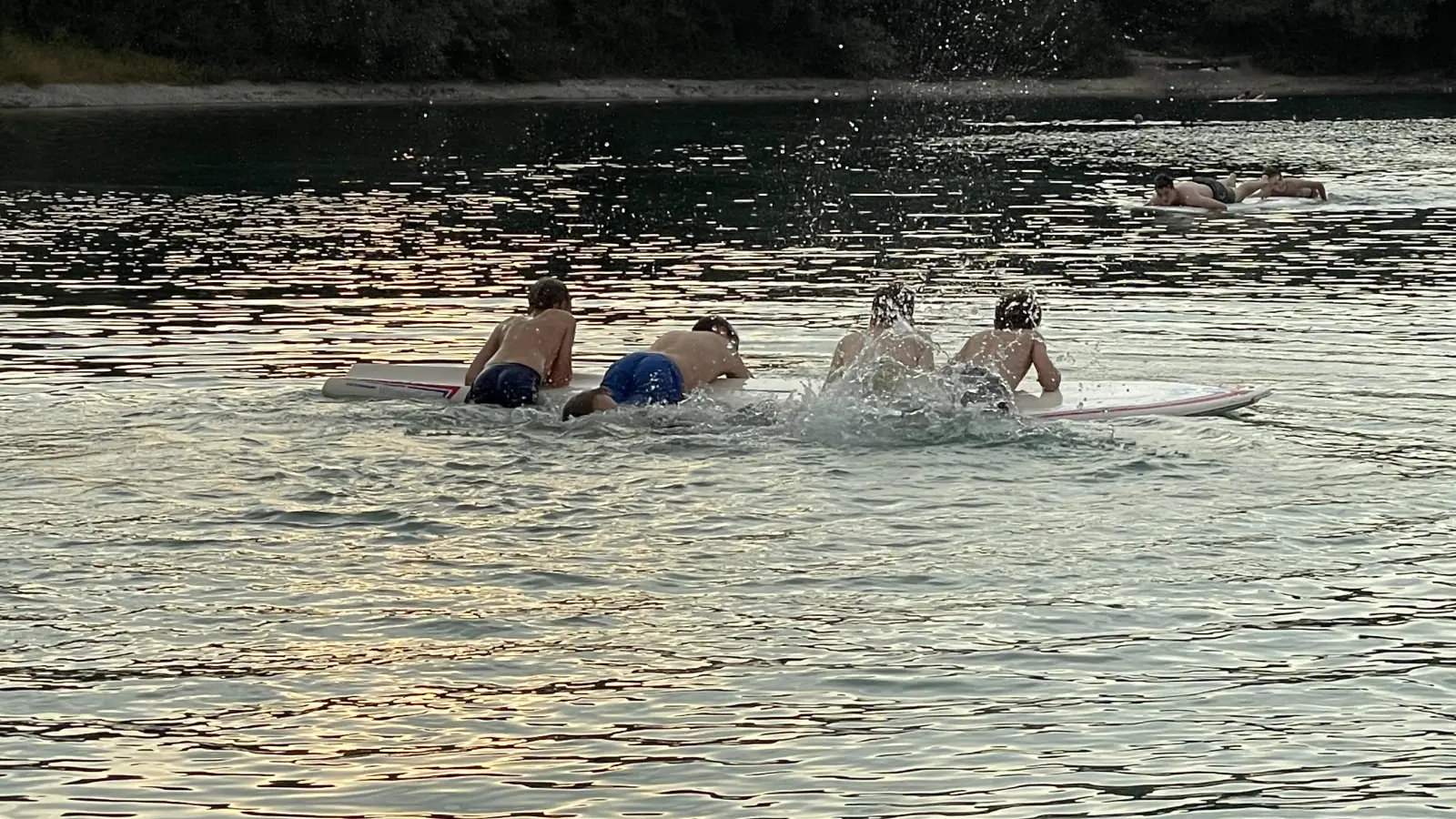 Erfrischend an heißen Tagen: Schwimmen in einem Badesee. (Foto: pst)