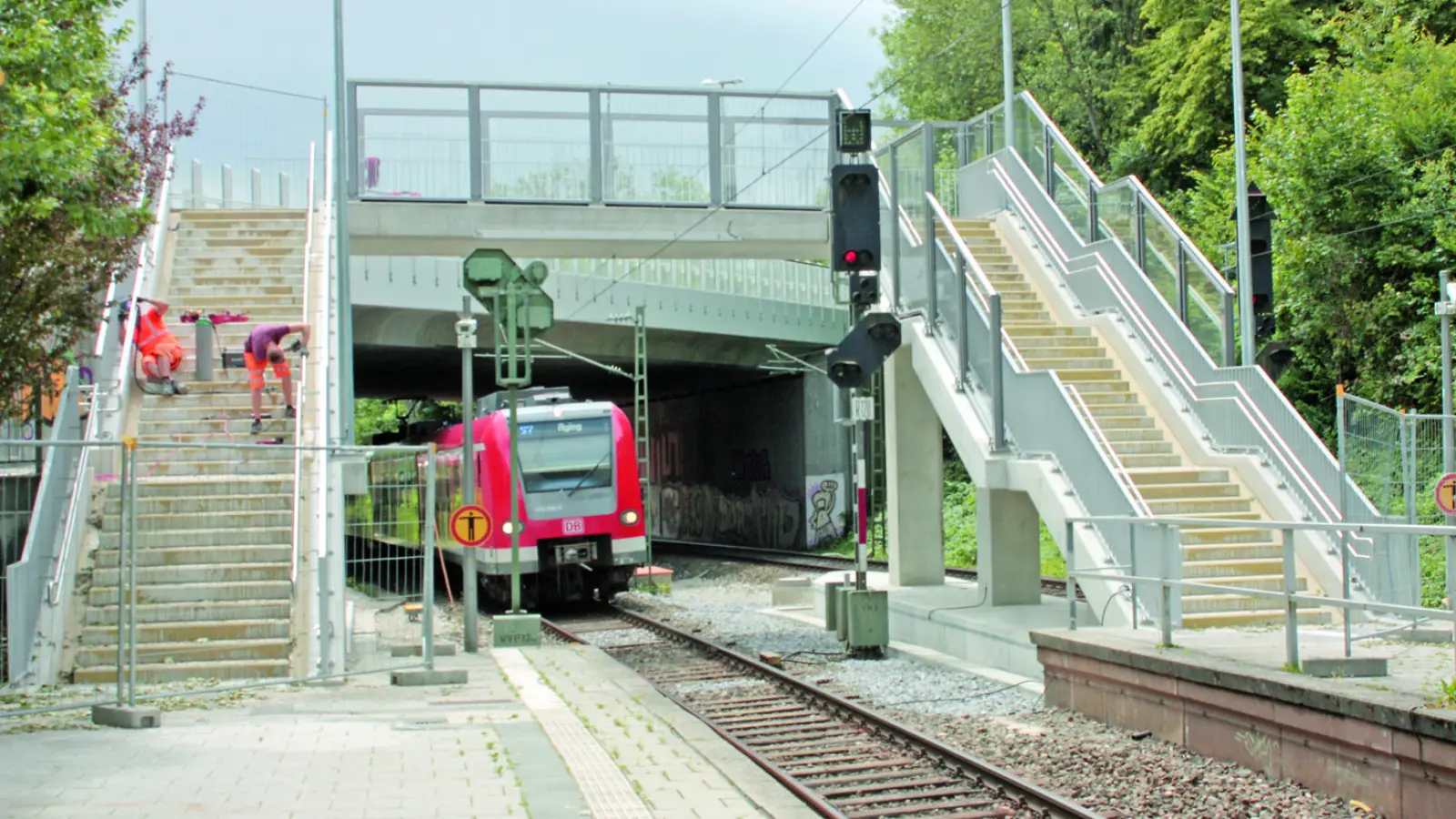 Juli 2020: Die Arbeiten an den neuen Treppen am Sollner S-Bahnhof scheinen zu Ende zu gehen und man glaubt, das seit zehn Jahren verfolgte Ziel sei zum Greifen nah. (Foto: job)
