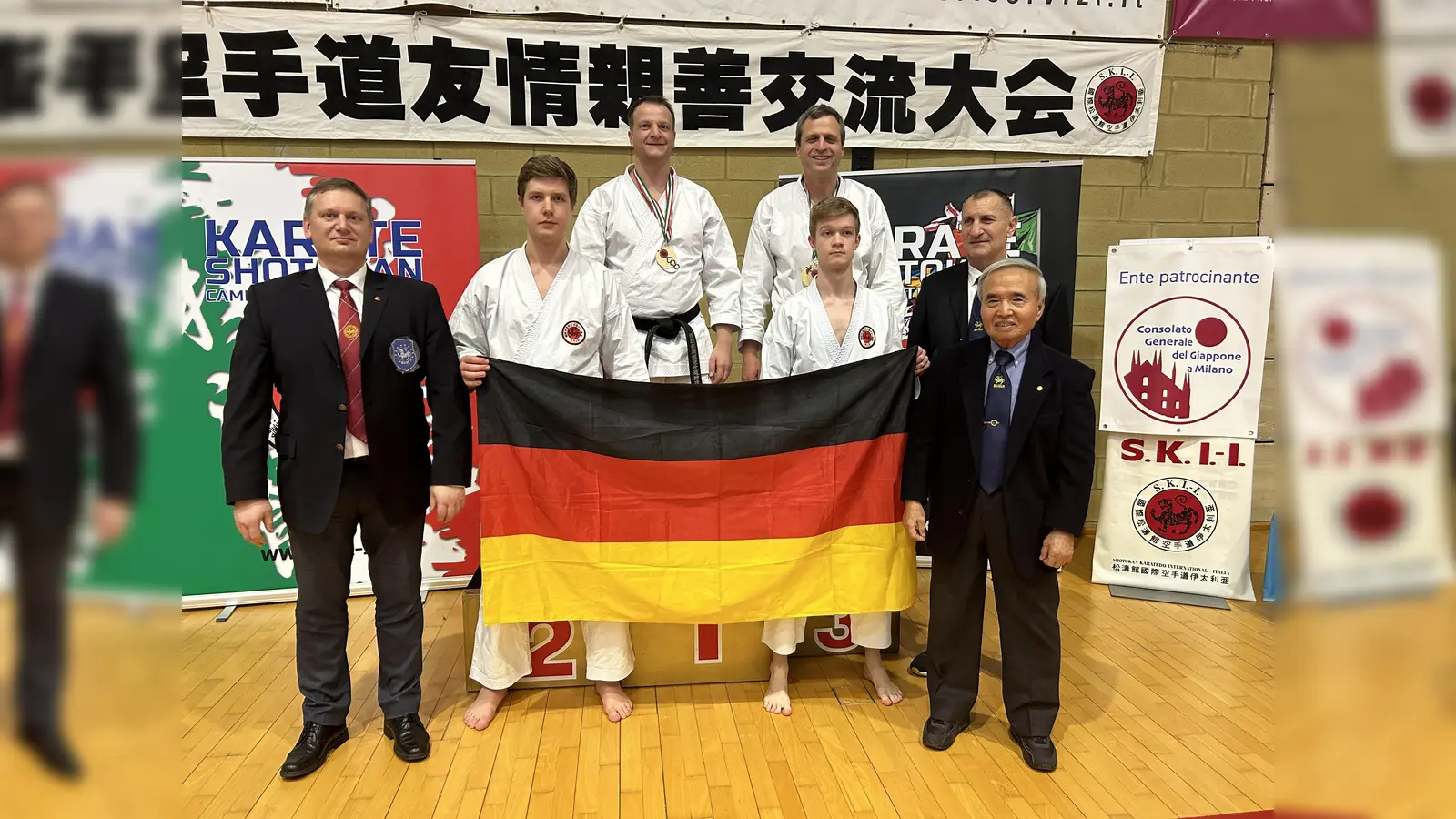 Die deutschen Teilnehmer am Italiencup, darunter Andy Schnirel und Roman Gerolt (hinten, v. l.) vom SV Lohhof, freuen sich über ihre Erfolge. (Foto: SV Lohhof)