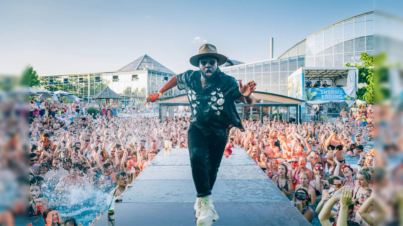 Kelvin Jones begeister die Besucher und sorgt für ordentlich Stimmung. (Foto: Therme Erding)