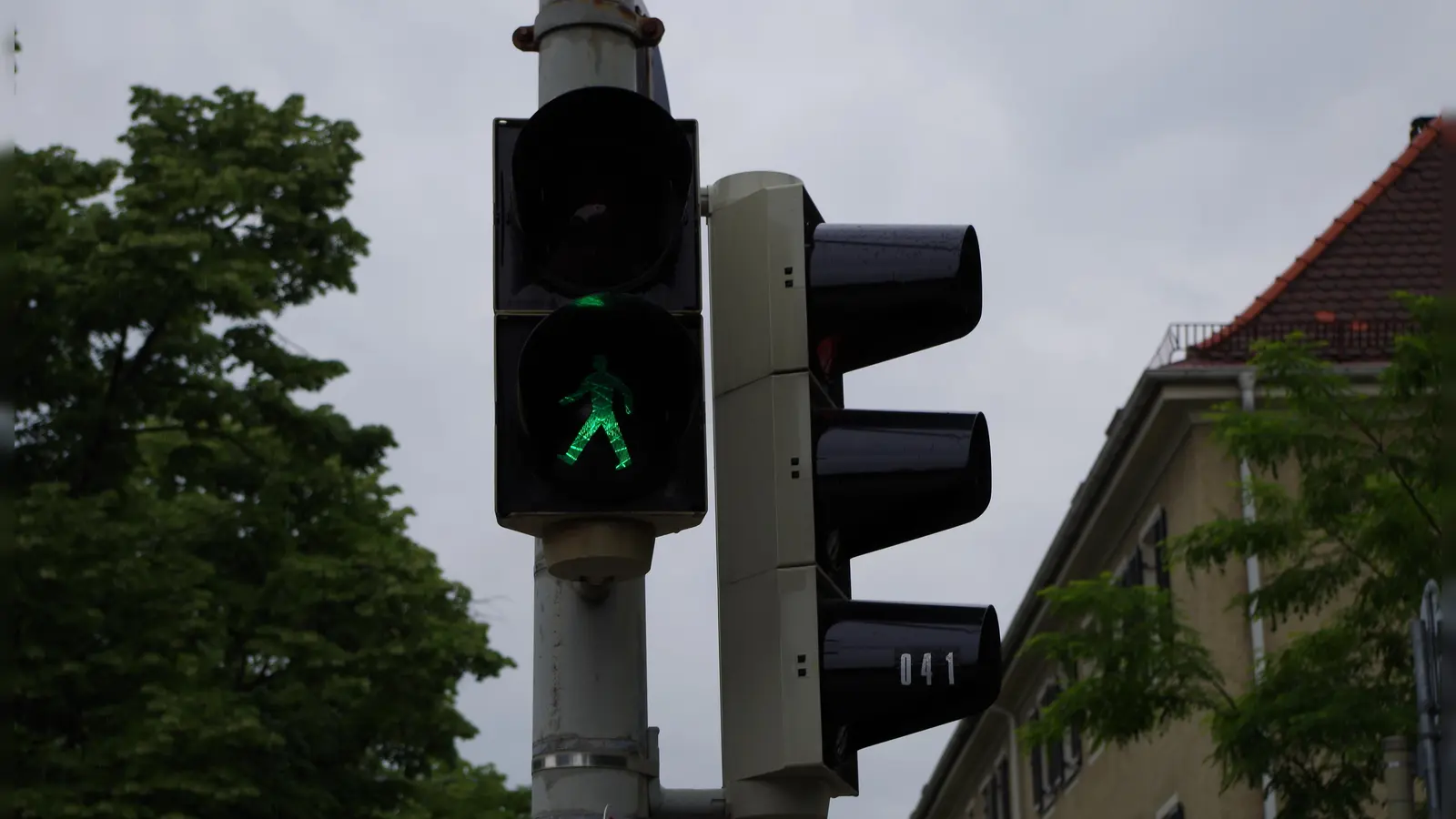 Für viele Schüler ist die Grün-Zeit an der Kreuzung Bavariaring / Schwanthalerstraße zu kurz, daher fordern Eltern der nahegelegenen Grundschule eine Verlängerung der Grün-Phase. (Foto: Beatrix Köber)