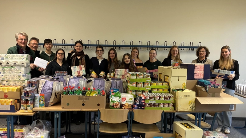 Die gekauften Spenden wurden an die beiden Tafelleiter Reinhard Wilhelm (l.) und Wolfgang Winter (2.v.l.) übergeben. (Foto: FOS Germering)