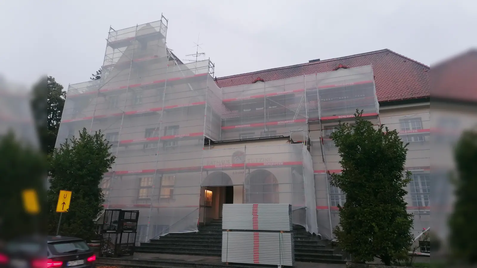 Die Ost-Fassade des Tutzinger Rathauses wird derzeit saniert. (Foto: Gemeinde Tutzing)