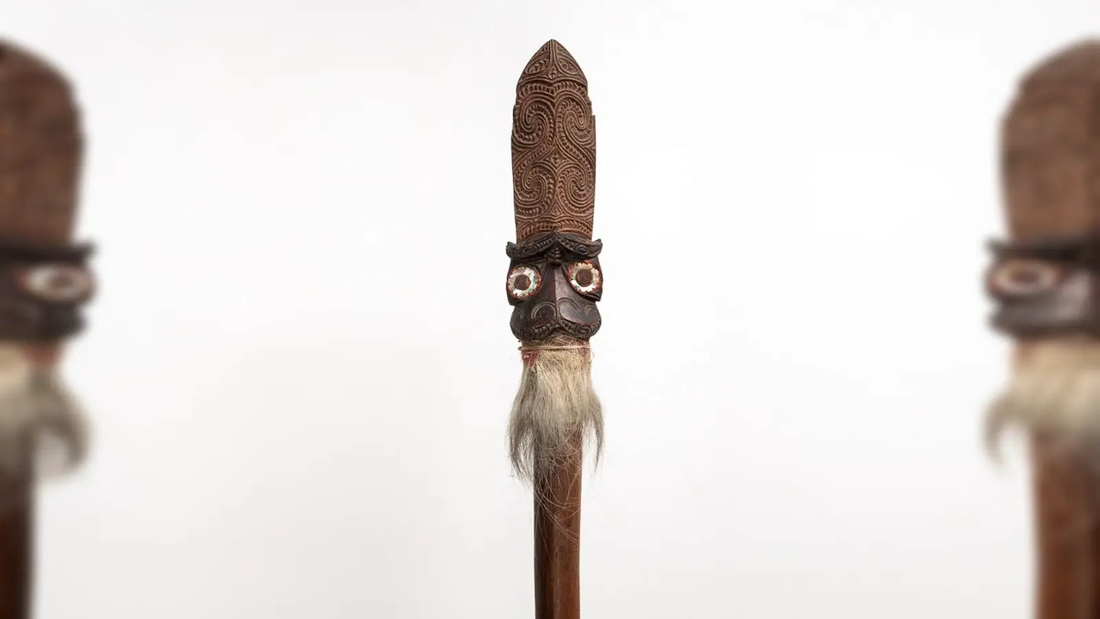 Die Kunstwerke der Maori sind vielfältig und interessant – hier eine Langkeule (Taiaha) aus Akeake-Holz und Haliotis (Paua-Muschel). Sie ist in der Zeit zwischen 1860 und 1865 entstanden.  (F.: Museum Fünf Kontinente, Nicolai Kästner)