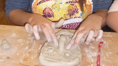 Kinder ab sechs Jahren können an dem Töpferkurs teilnehmen. (Foto: Echo e.V.)