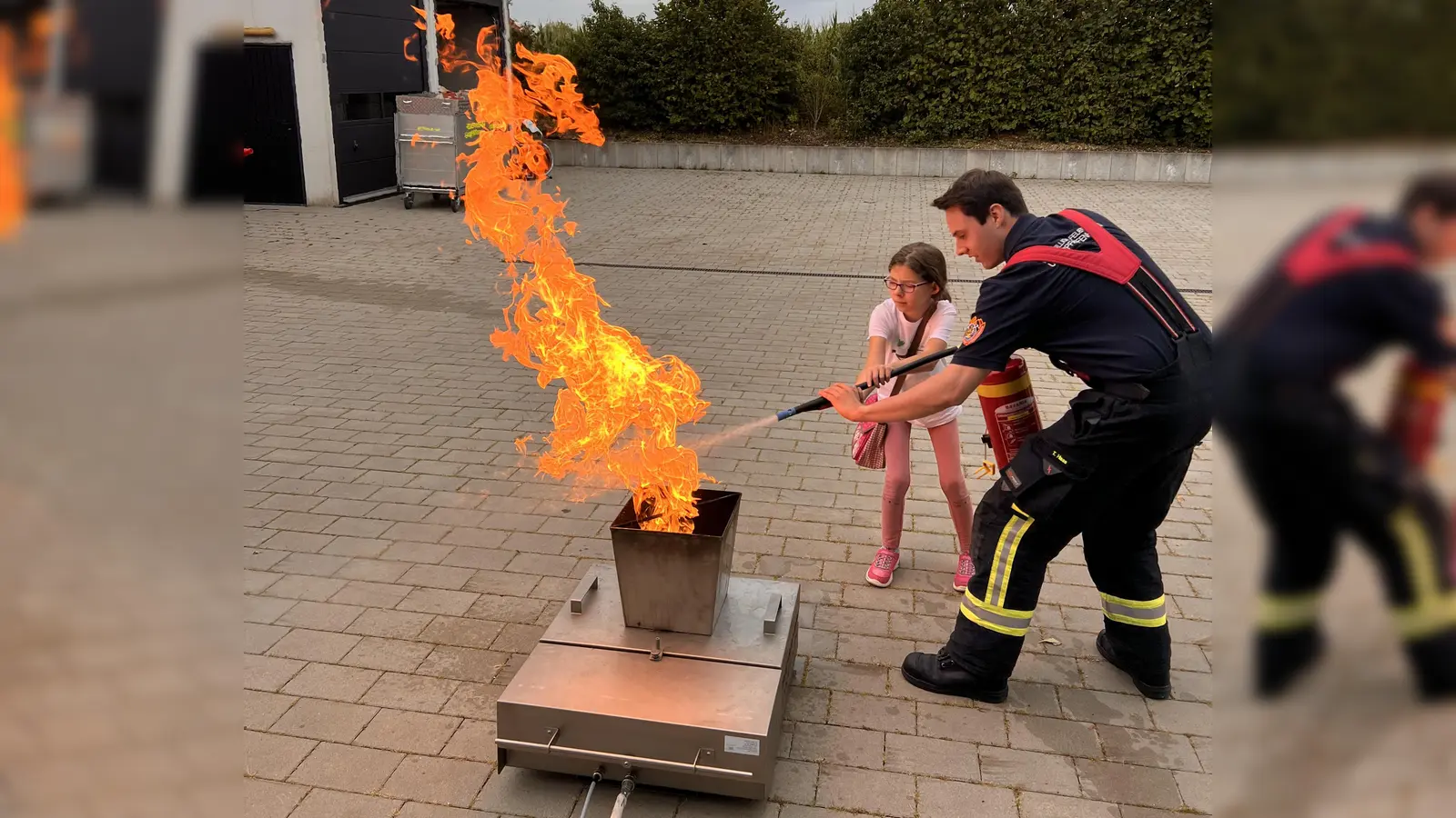 Mit dem Feuerlöscher konnte ein „echtes” Feuer gelöscht werden. (Foto: pst)