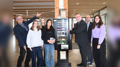 Präsentieren den nachhaltigen Snack-Automaten: (v.l.n.r.) Schulleiter Markus Martini, isgy- Nachhaltigkeitsbotschafterinnen, Bürgermeister Dr. Alexander Greulich (Stiftungsvorstand), Christian Freund (Stiftungsrat) und Lehrerin Amelie Betz. (Foto: Ursula Baumgart)