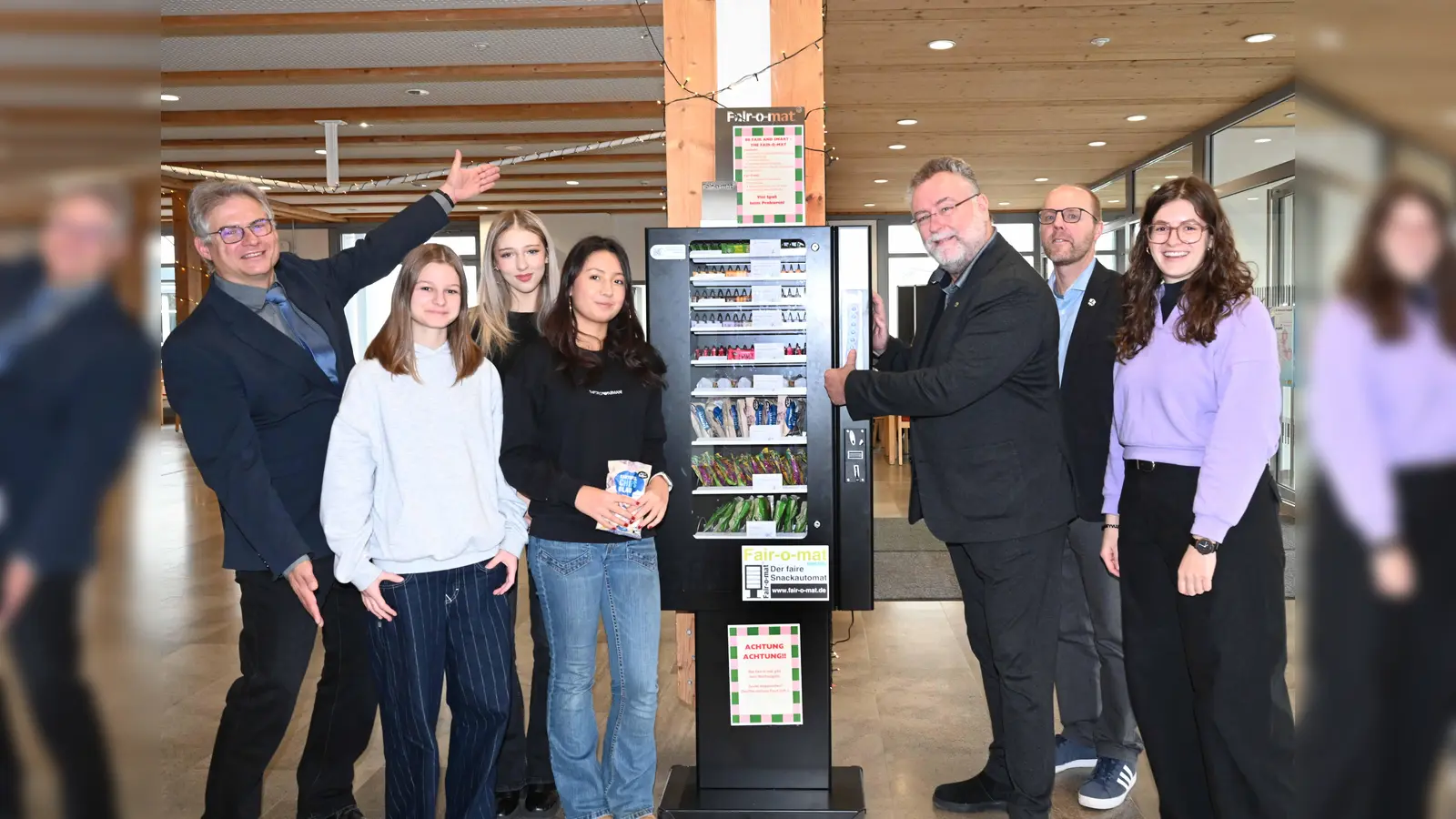 Präsentieren den nachhaltigen Snack-Automaten: (v.l.n.r.) Schulleiter Markus Martini, isgy- Nachhaltigkeitsbotschafterinnen, Bürgermeister Dr. Alexander Greulich (Stiftungsvorstand), Christian Freund (Stiftungsrat) und Lehrerin Amelie Betz. (Foto: Ursula Baumgart)