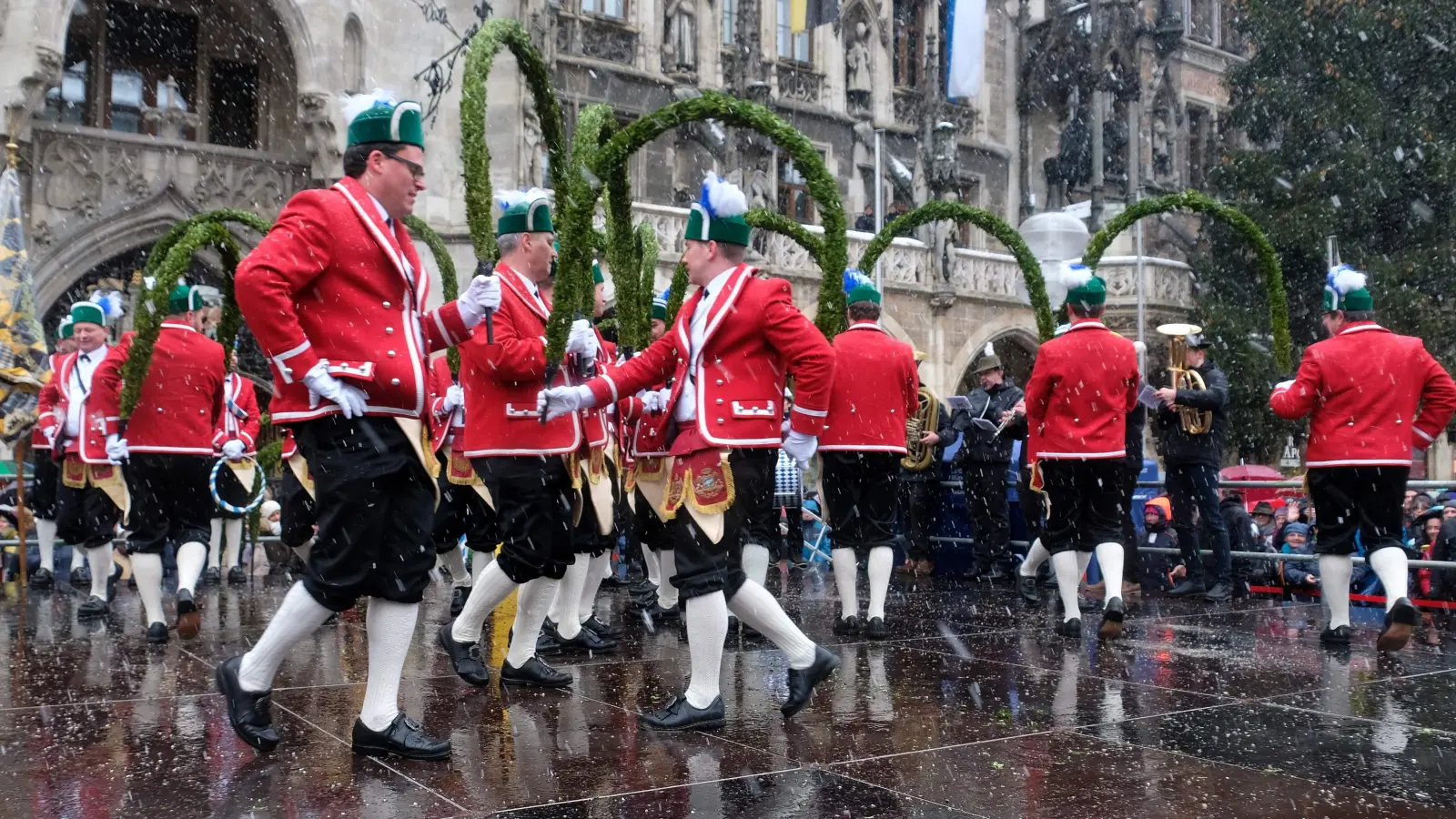 Die Münchner Schäffler (Foto) tanzen demnächst auch auf dem Hans-Miehlich-Platz in Untergiesing. (Foto: Robert Bösl)
