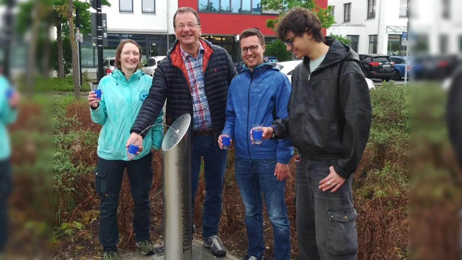 v.l.n.r.: Stefanie Pockrandt-Gauderer (Vorstand Bündnis Zukunft Germering e.V.), OB Andreas Haas, Christian Klöpfer (Stabsstelle Klimaschutz) und Niklas Asikoglu (Jugendbeirat) bei der Einweihung des Trinkbrunnens in Germering. (Foto: Stadt Germering)