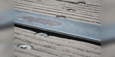 An vielen Stellen sind die Bretter des Stegs altersbedingt stark verwittert, rissig und weisen Fäulnisschäden auf. Zudem sind die Fugen zwischen den Holzbohlen inzwischen sehr unregelmäßig. (Foto: job)