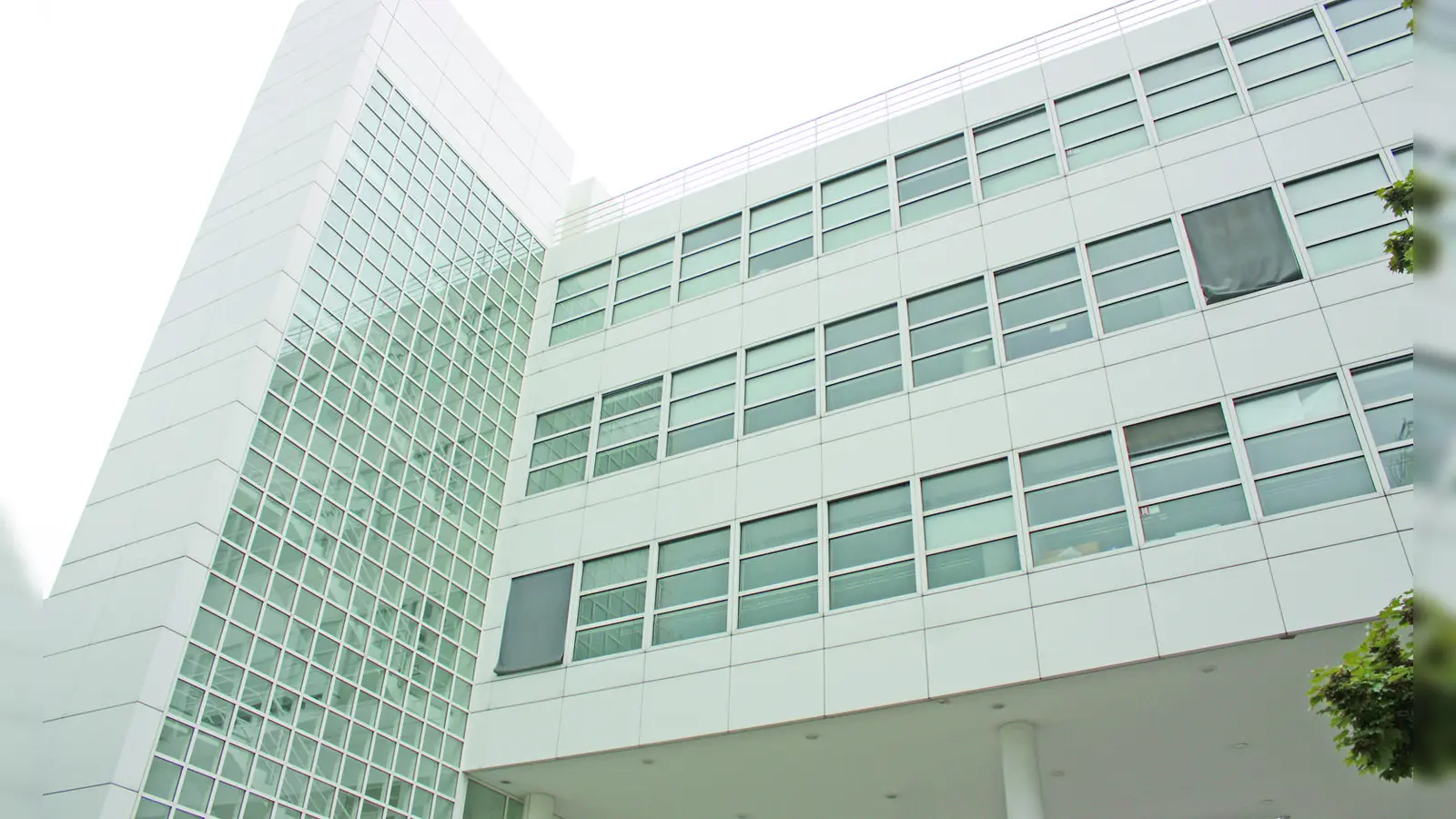 1990 wurde der von dem renommierten New Yorker Architekten Richard Meier entworfene Bürokomplex an der Hofmannstraße 51 gebaut, dessen weiße Bauten sich durch streng geometrische Formen auszeichnen, was ihnen ein zeitloses Aussehen gibt. (Foto: job)