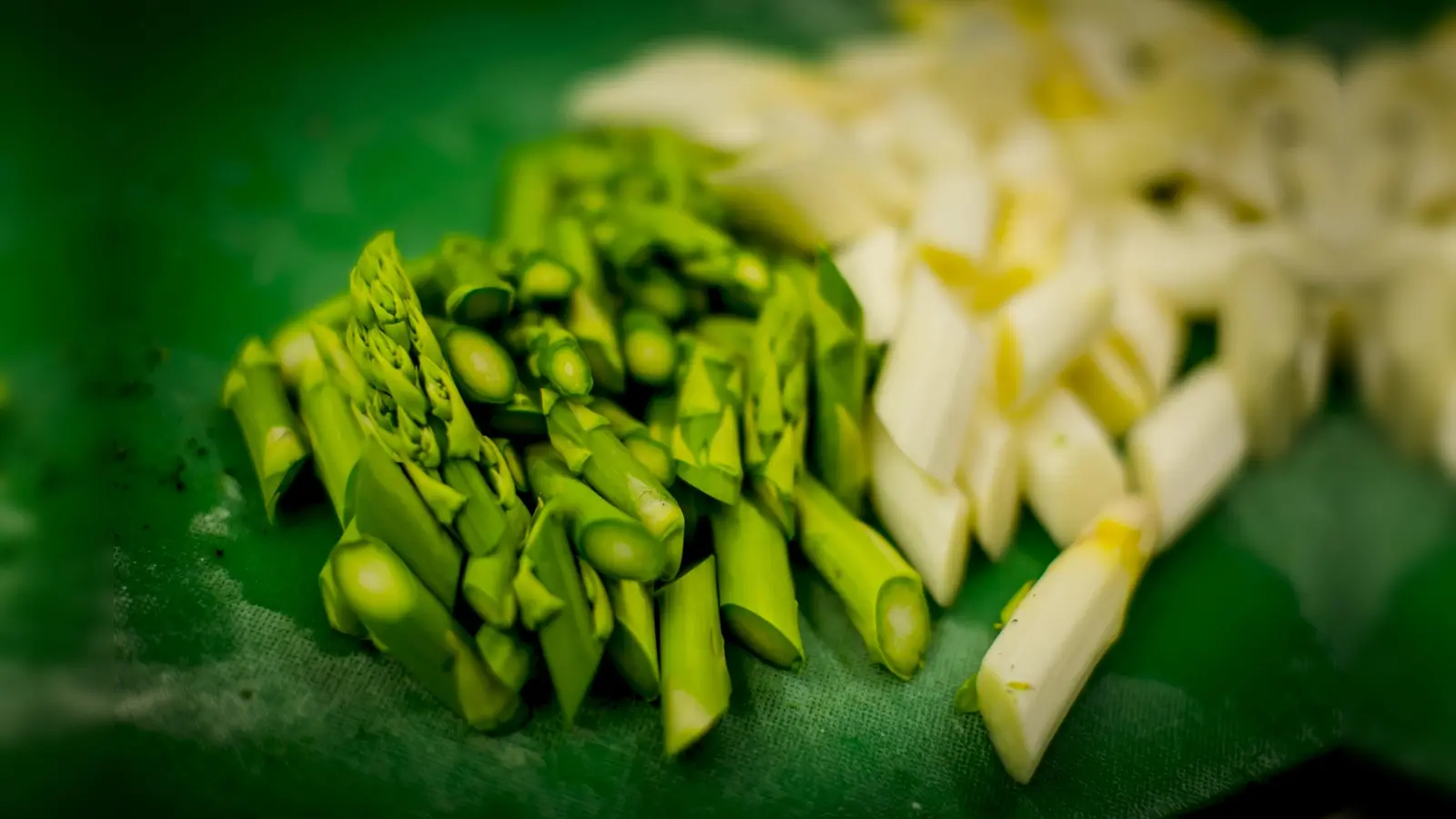 Ob in Grün oder Weiß: Frischer Spargel aus deutschem Anbau lässt sich vielfältig zubereiten, unter anderem mediterran als Salat oder asiatisch in Kombination mit Sojasoße. (Foto: GMH/Spargelstrasse NRW)
