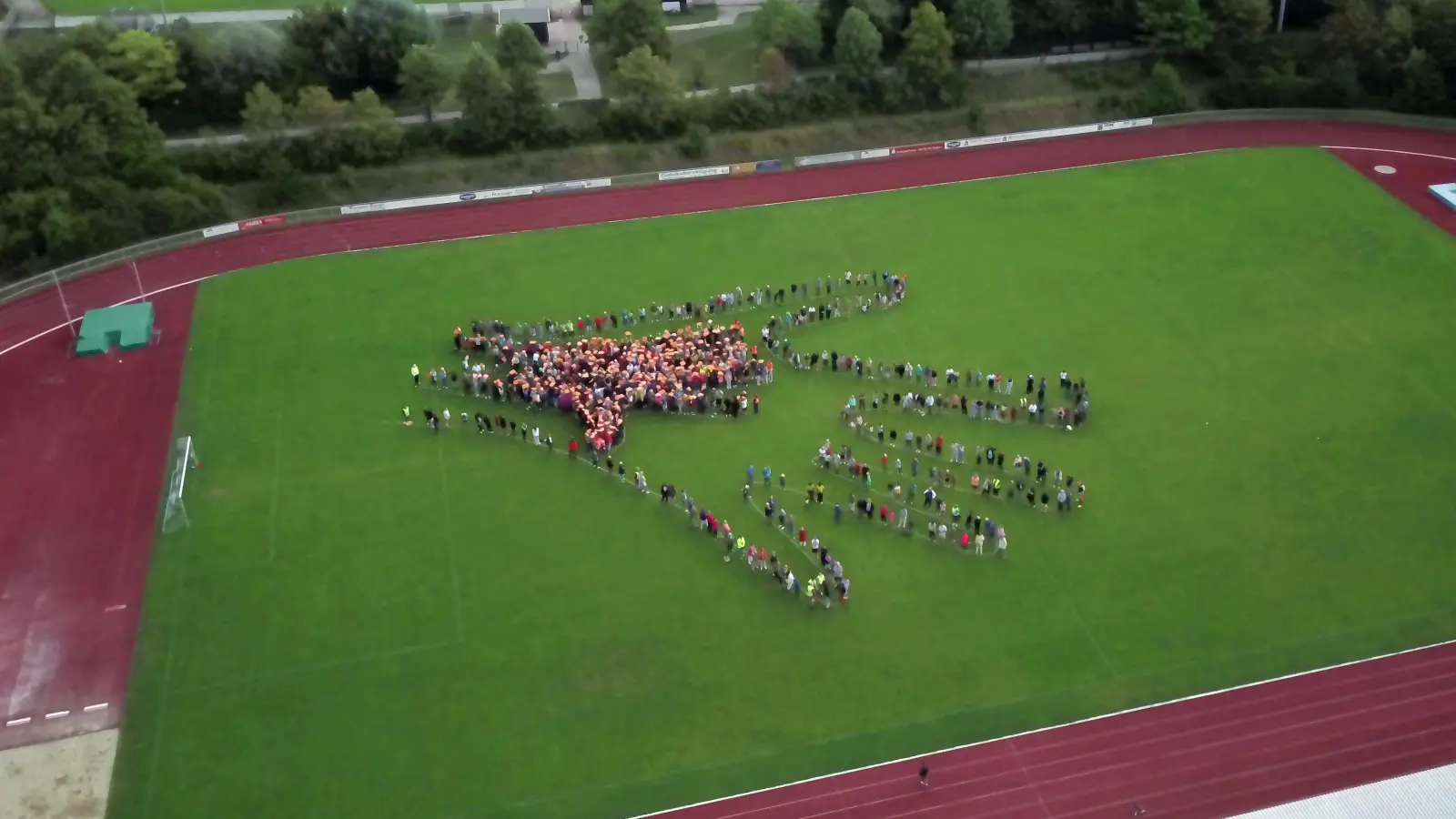 Rund 900 Haarerinnen und Haarer bildeten im Sportpark Eglfing die Hände-Formation „ZusammenKunst – Hand in Hand in die Zukunft”. (Foto: hand in hand in haar)