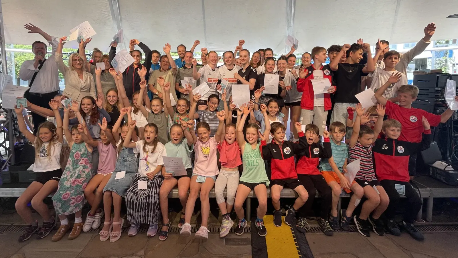 Freuen sich über ihre tollen Erfolge - die ausgezeichneten Sportlerinnen und Sportler der Gemeinde Gilching. (Foto: pst)