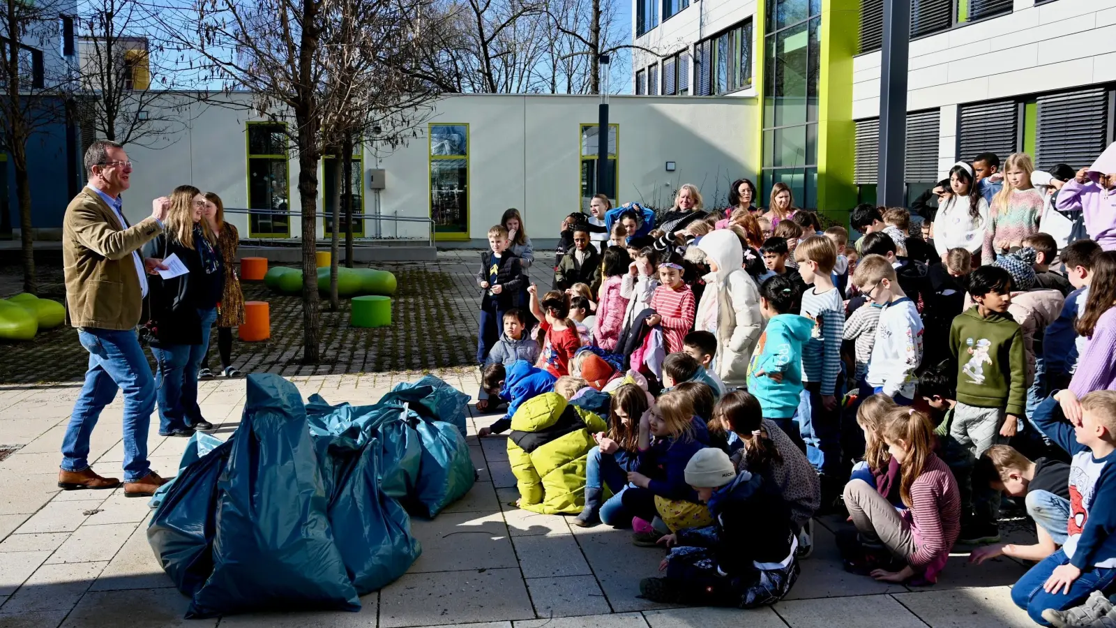 Die Schüler befreiten ihr Schulumfeld, Wege, Spielplätze und Grünanlagen von achtlos weggeworfenem Abfall. (Foto: Stadt Germering)