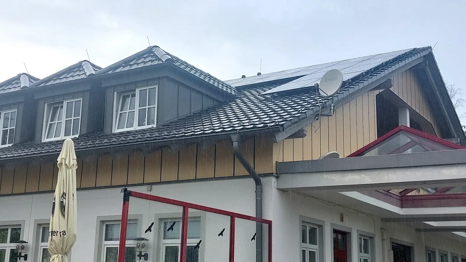 Die Gemeinde Grasbrunn hat vor kurzem eine neue Photovoltaik-Anlage auf dem Dach der Liegenschaft am Sportpark in Betrieb genommen. (Foto: bas)