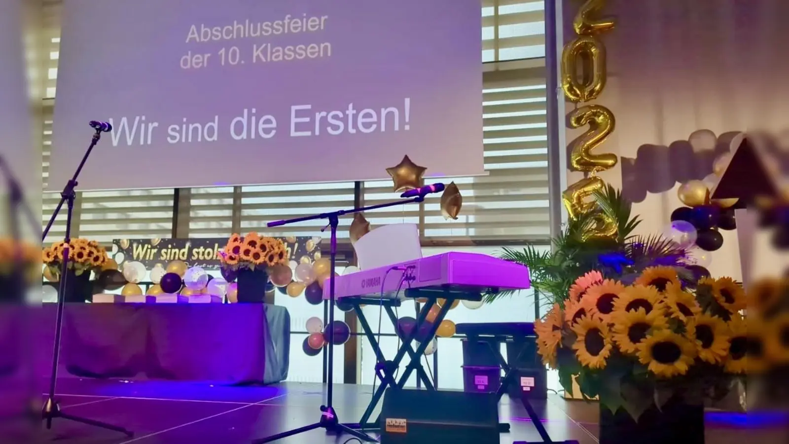 Die ersten Abschlussklassen des Schulcampus Freiham haben ihre Zeugnisse erhalten. Das Festmotto war selbsterklärend: „Wir sind die Ersten!“ (Foto: Ulrike Seiffert)