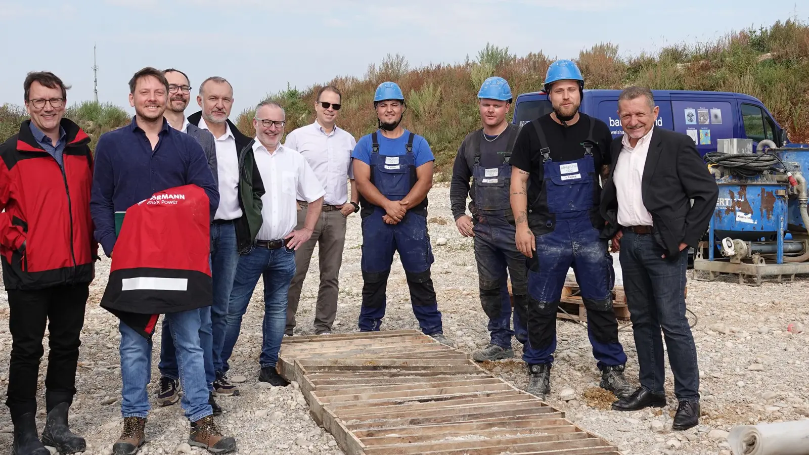 Bei einem Ortstermin informierten sich Vertreter der beteiligten Unternehmen, Mitarbeiter sowie Grasbrunns Erster Bürgermeister Klaus Korneder (rechts) über die Fortschritte auf dem Bohrfeld. (Foto: Gemeinde Grasbrunn)