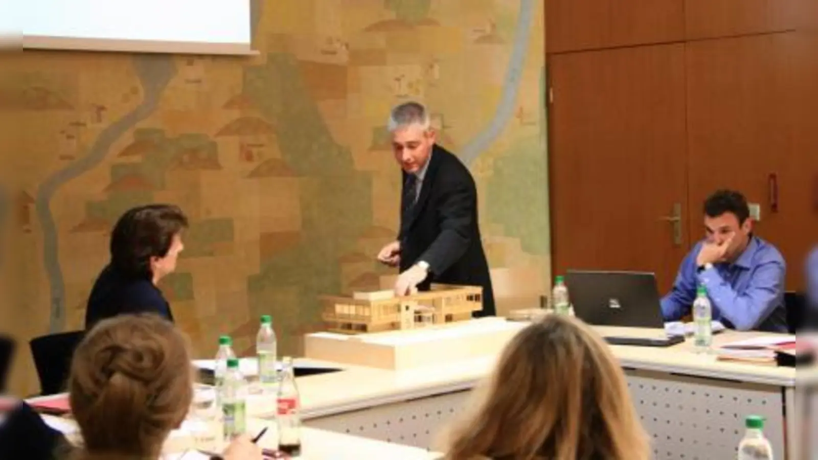 Architekt Jürgen Gollwitzer präsentierte im Kraillinger Gemeinderat sein Modell für den Rathausumbau. Links im Bild Bürgermeisterin Christine Borst, rechts Bauamtsleiter Michael Kuch. (Foto: US)