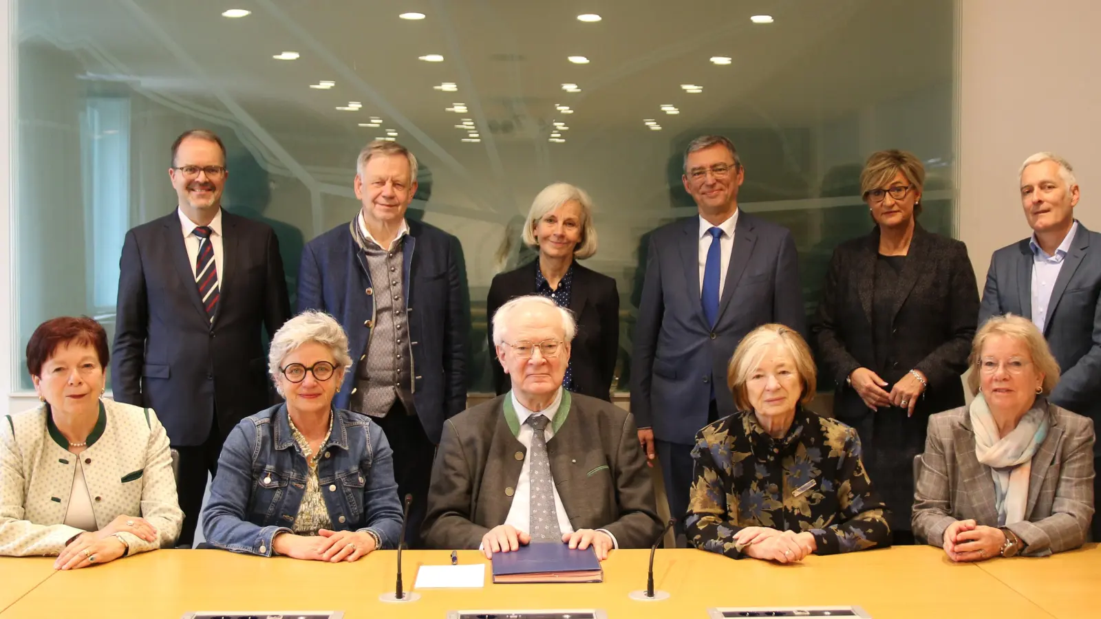 Prof. Dr. Ursula Münch (hinten Mitte) mit Mitgliedern des Kuratoriums. (Foto: Akademie für Politische Bildung)