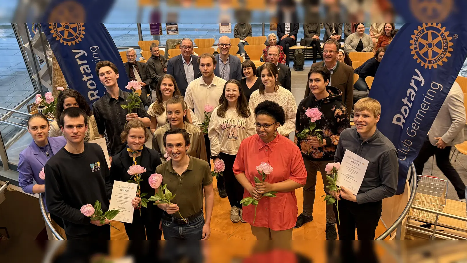 Die Gewinner des Rotary-Jugendpreises stellen sich zum Gruppenfoto. (Foto: pst)