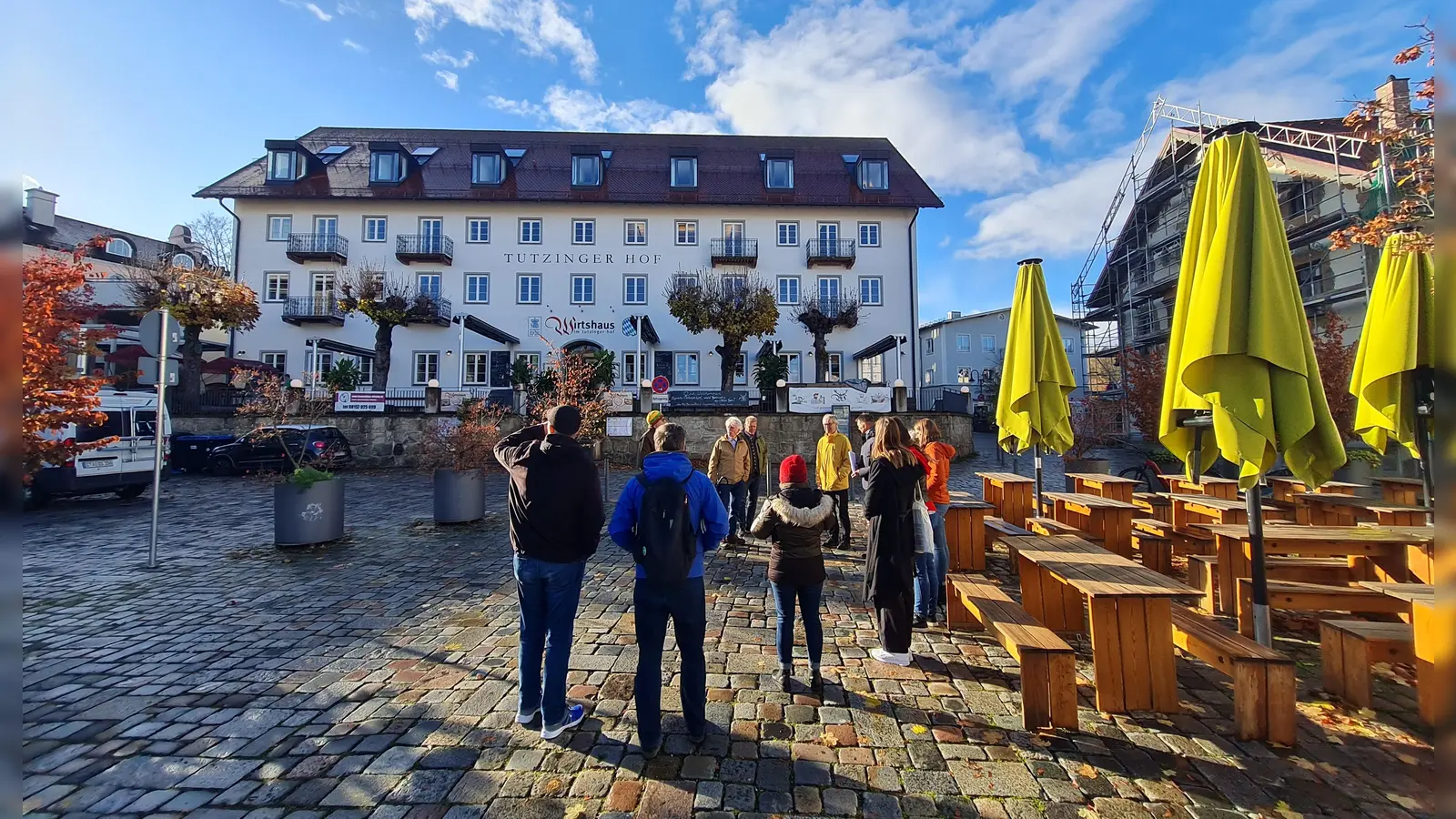 Die Teilnehmerinnen und Teilnehmer des Walkshops am Tutzinger-Hof-Platz. (Foto: RMMSW)
