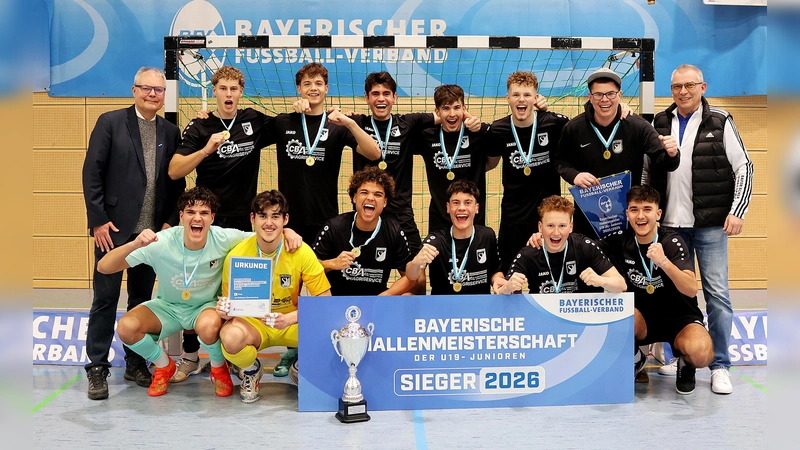 Der SV Waldeck-Obermenzing ist Sieger der Bayerischen Hallenmeisterschaft der U19-Junioren. Oberfrankens BFV-Bezirksvorsitzender Thomas Unger (links) gratuliert. (Foto: Pia Mögn / BFV)