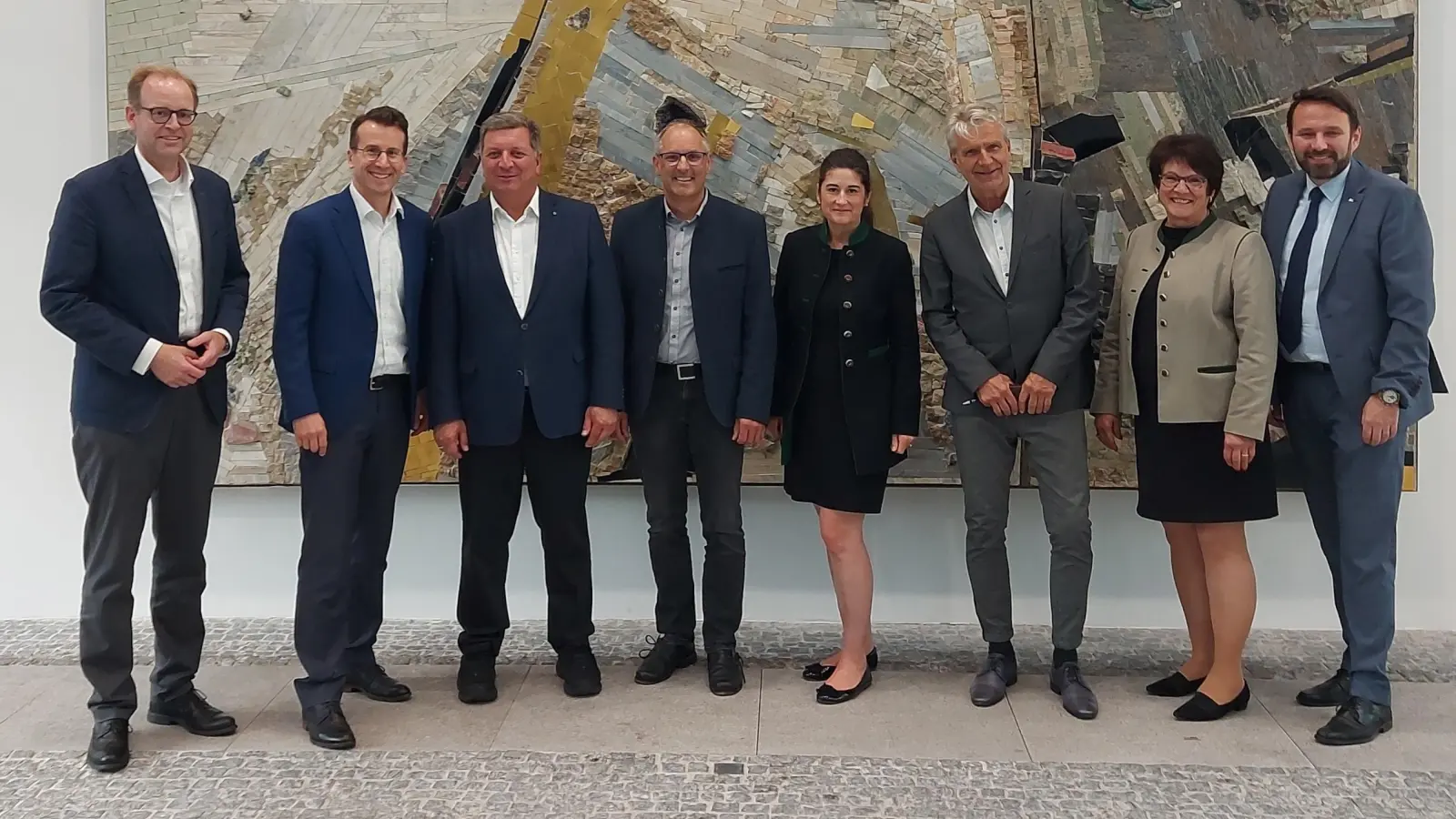 Gespräch zur ÖPNV Anbindung des Campus Oberpfaffenhofen: v.l. Dr. Bernd Rosenbusch, Landrat Stefan Frey, Minister Christan Bernreiter, Bürgermeister Michael Sturm, Annette von Nordeck (gwt StarnbergGmbH), Prof. Dr. Christian Juckenack, Bürgermeisterin Dr. Brigitte Kössinger und Stefan Sprinkart (stv. DLR-Standortleiter). <br>  (Foto: Landratsamt Starnberg)