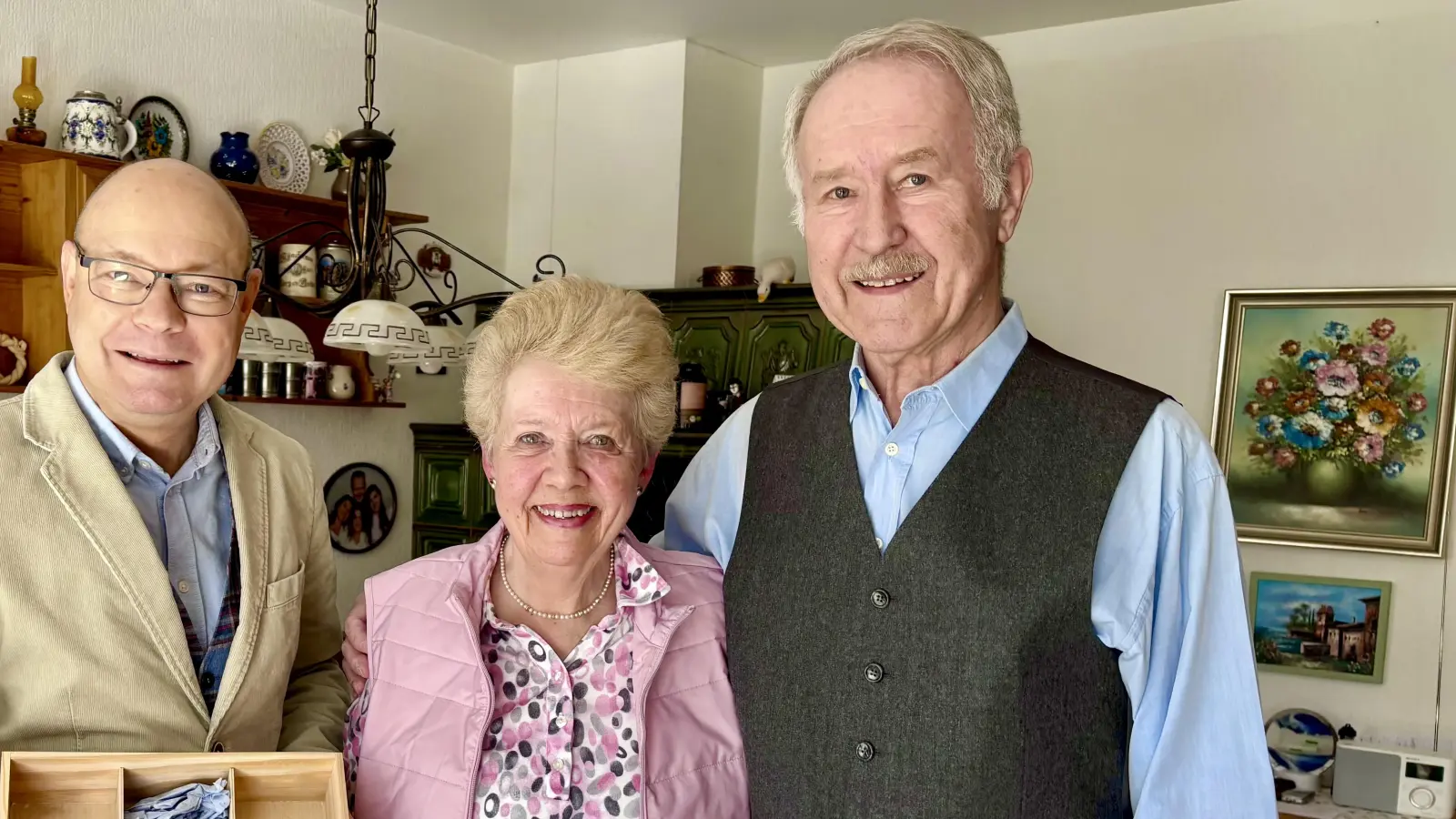 Das Ehepaar Edelgard und Eduard Luxauer mit Bürgermeister Hermann Nafziger (links) als Gratulant der Gemeinde. (Foto: Ulrike Seiffert)