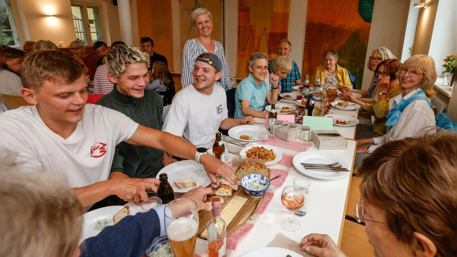 Schmackhaftes Essen und Gesellschaft bietet das SchlösslDinner, das jeden Dienstag im Kultur- und Bürgerhaus angeboten wird. (Foto: Michaela Stache)
