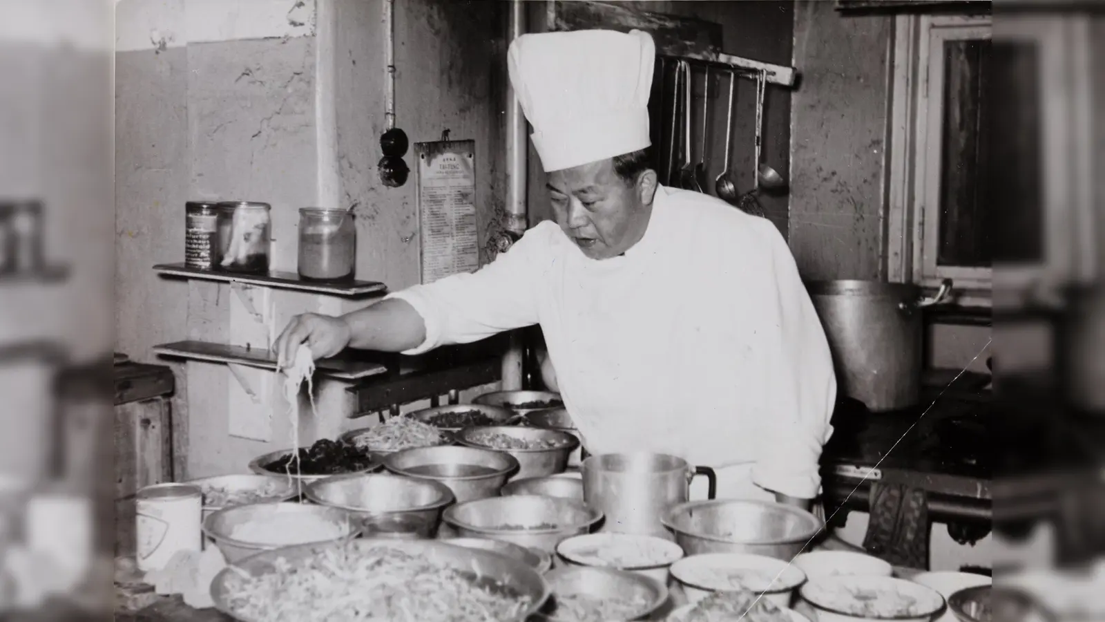 Hugo Henno, Su Ao Y in der Küche des „China-Restaurants Tai-Tung,“ München um 1951 (Foto: Stadtmuseum)